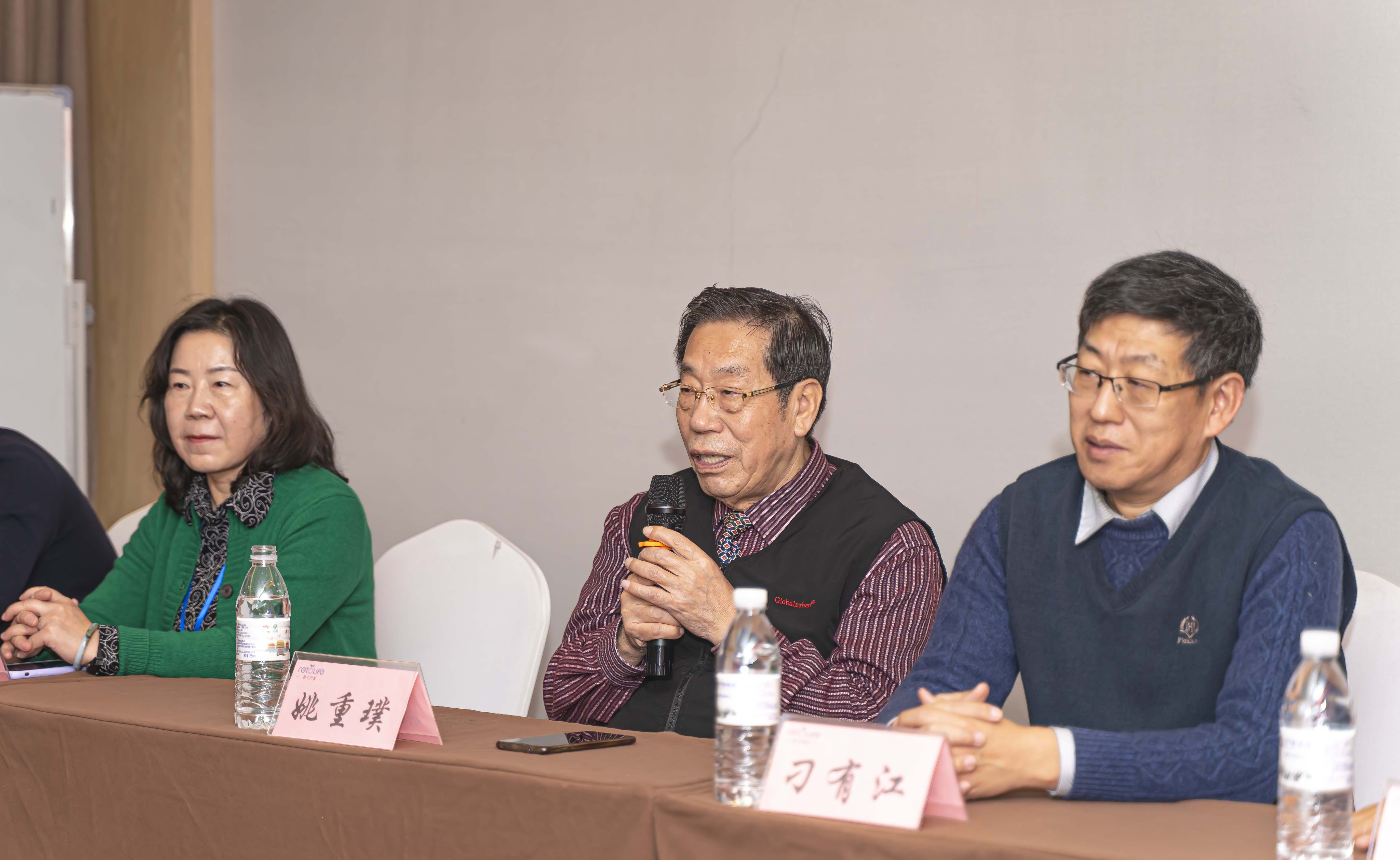 出席會議開幕式并在主席臺就坐的姚重璞院士（中）、袁紅莉教授（左）、刁有江教授（右）.jpg