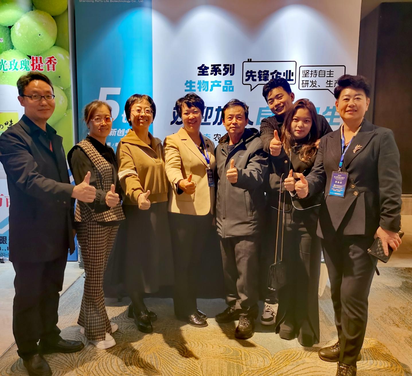 2023年11月9日，賴(lài)師傅（右四）與出席第八屆全國(guó)葡萄大會(huì)的良土同事合影留念.jpg