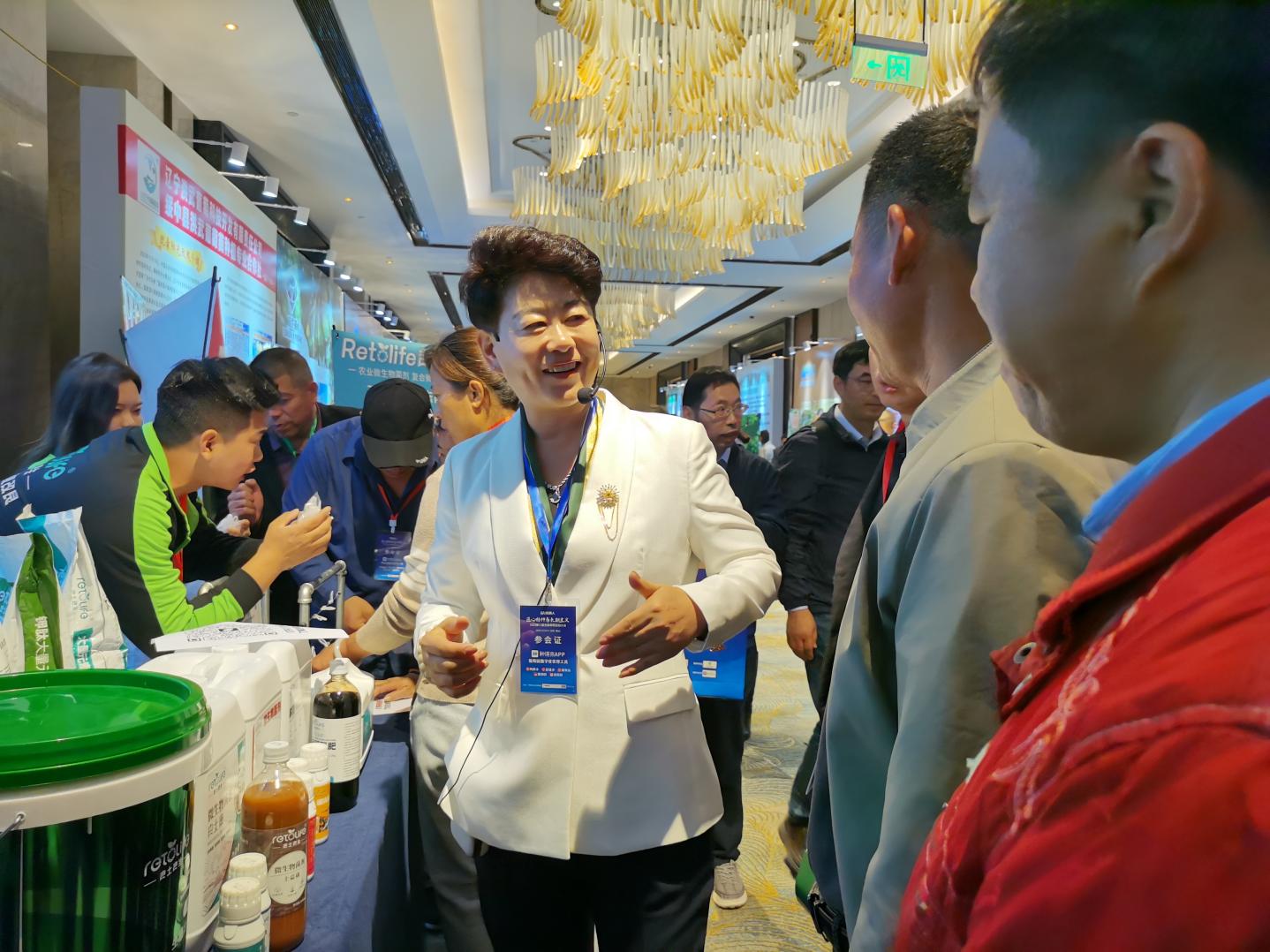 富姐在展位前給與會(huì)者介紹良土良生綠色農(nóng)資產(chǎn)品.jpg